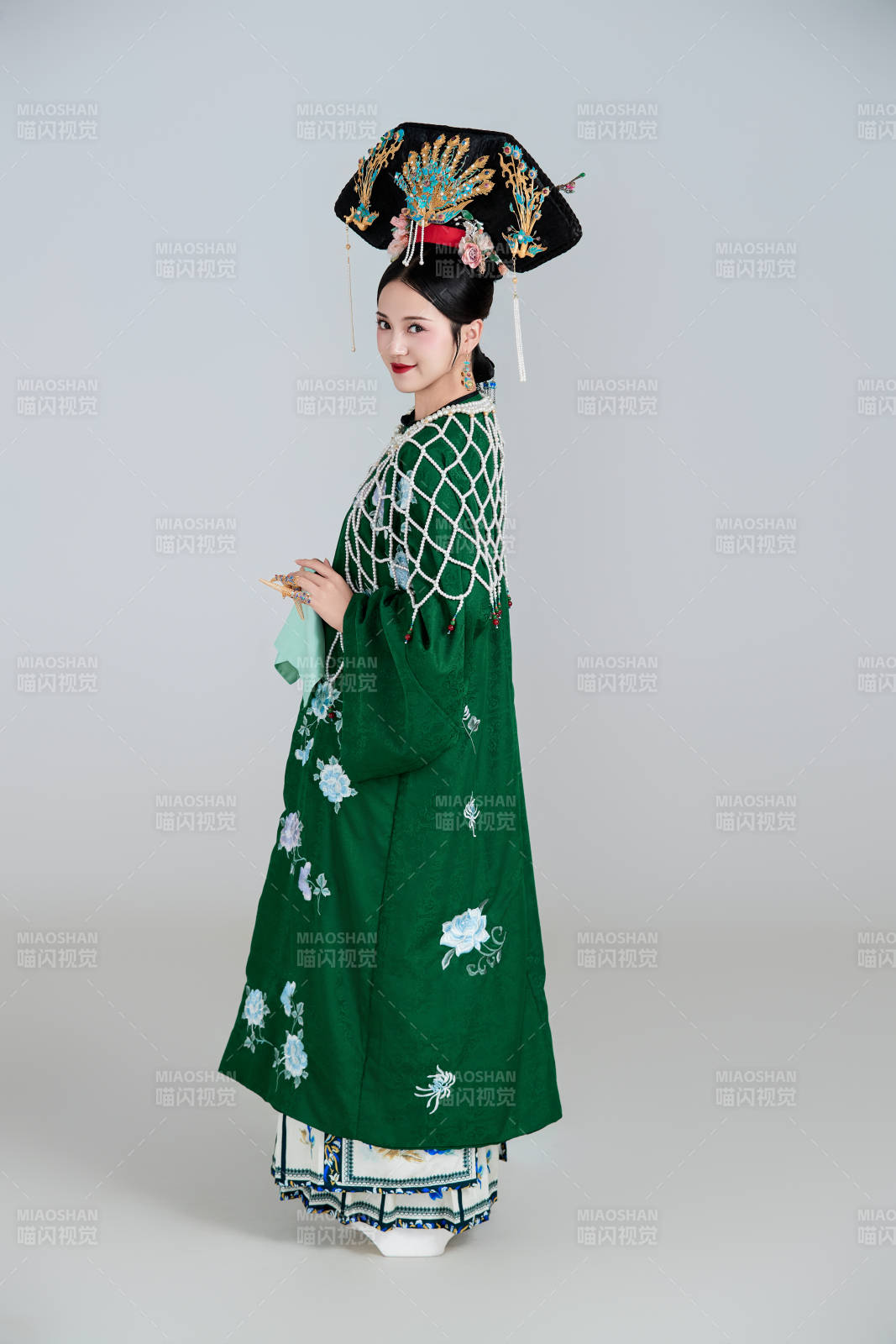 展示中国清朝宫廷服饰的亚洲女性图片