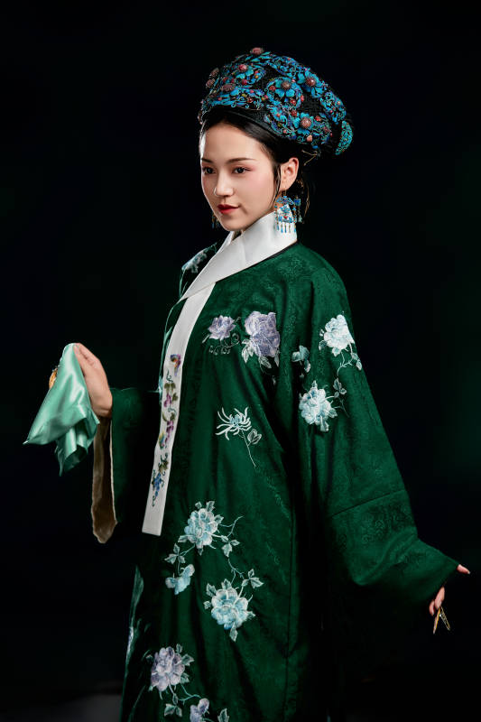 展示中国清朝宫廷服饰的亚洲女性图片
