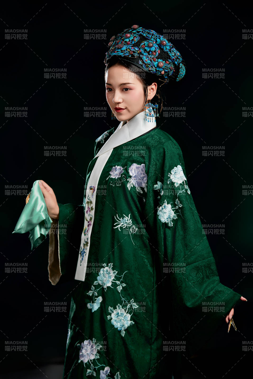 展示中国清朝宫廷服饰的亚洲女性图片