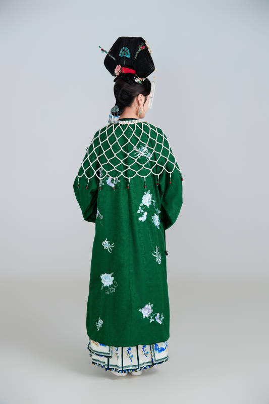 展示中国清朝宫廷服饰的亚洲女性图片