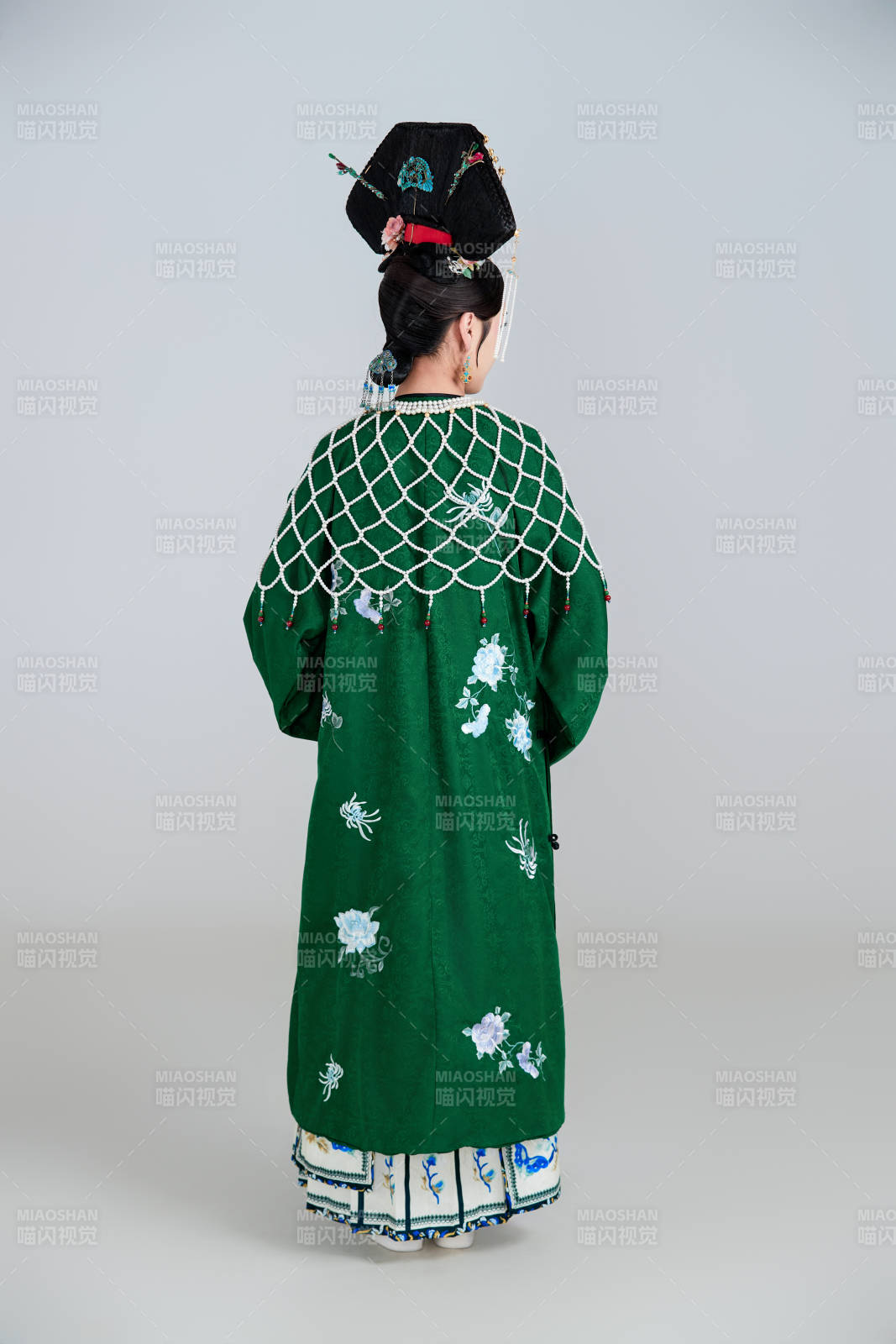 展示中国清朝宫廷服饰的亚洲女性图片