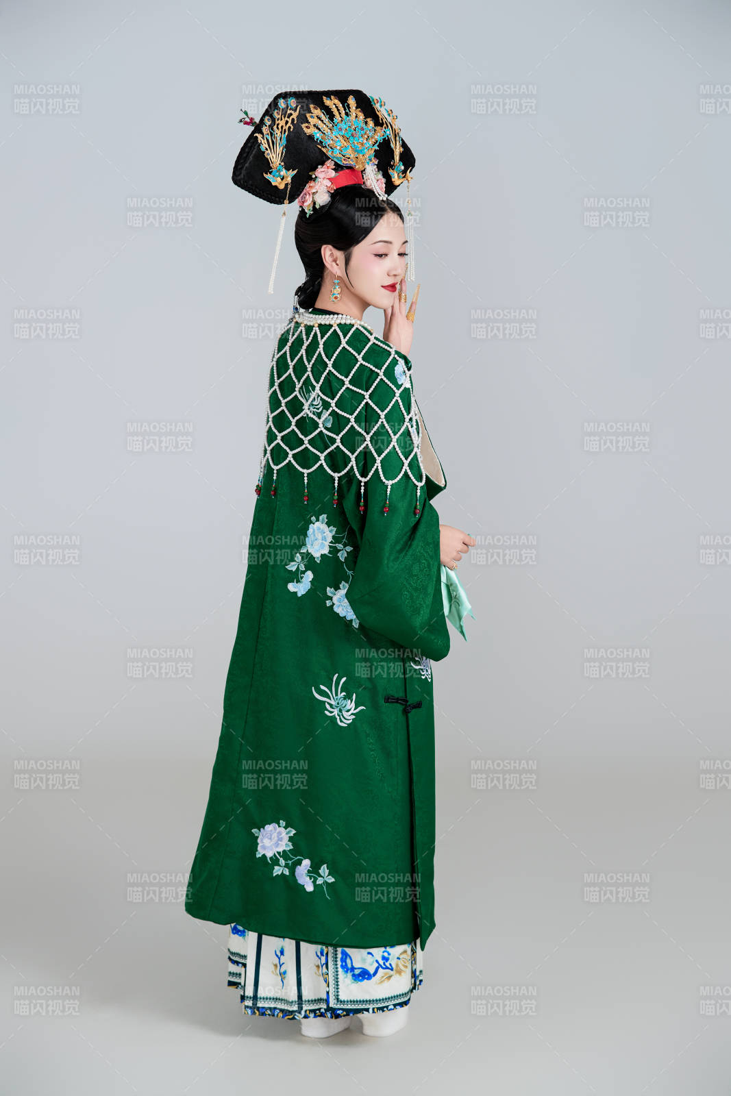 展示中国清朝宫廷服饰的亚洲女性图片