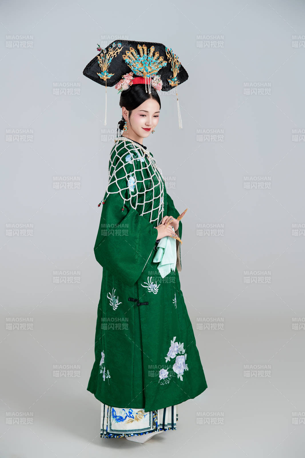 展示中国清朝宫廷服饰的亚洲女性图片