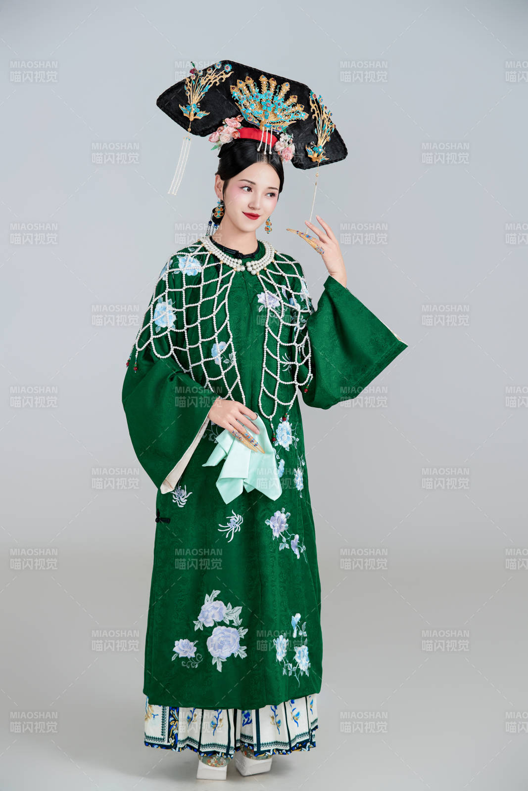 展示中国清朝宫廷服饰的亚洲女性图片