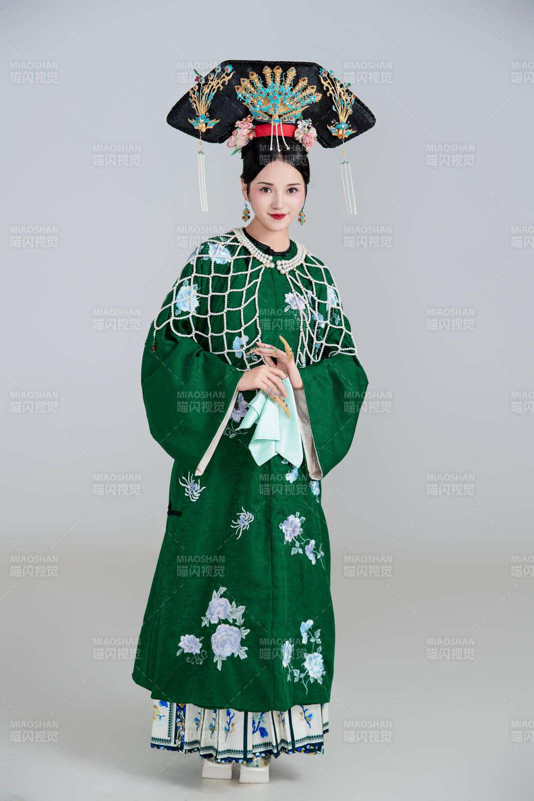 展示中国清朝宫廷服饰的亚洲女性图片