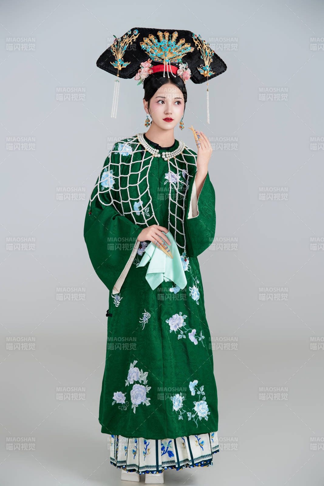 展示中国清朝宫廷服饰的亚洲女性图片