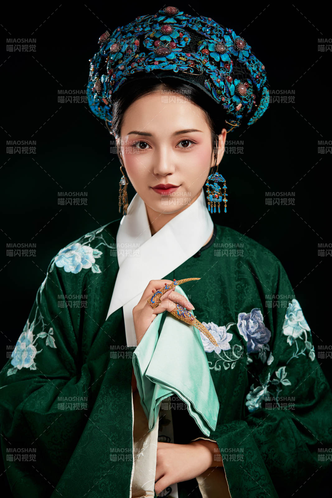 展示中国清朝宫廷服饰的亚洲女性图片