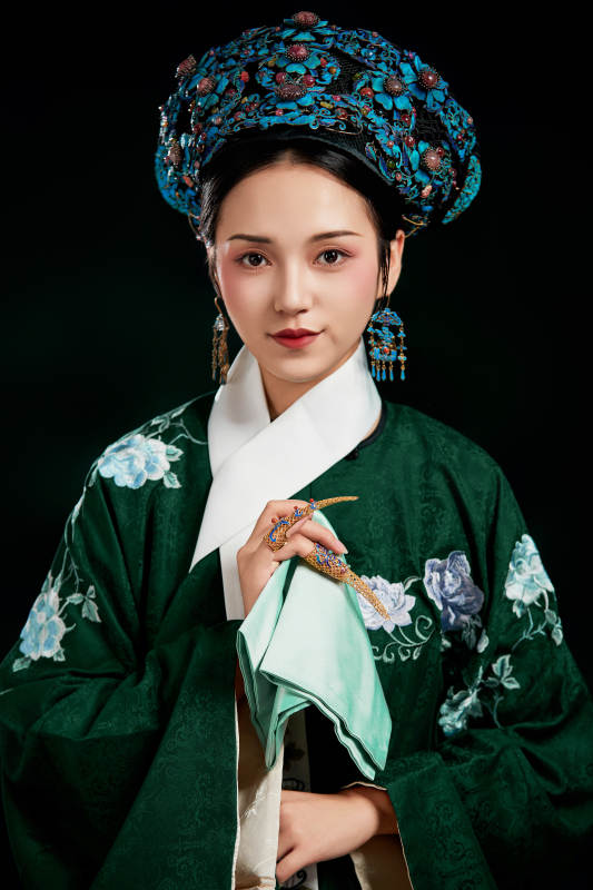 展示中国清朝宫廷服饰的亚洲女性图片