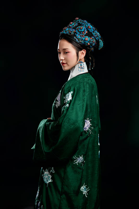 展示中国清朝宫廷服饰的亚洲女性图片