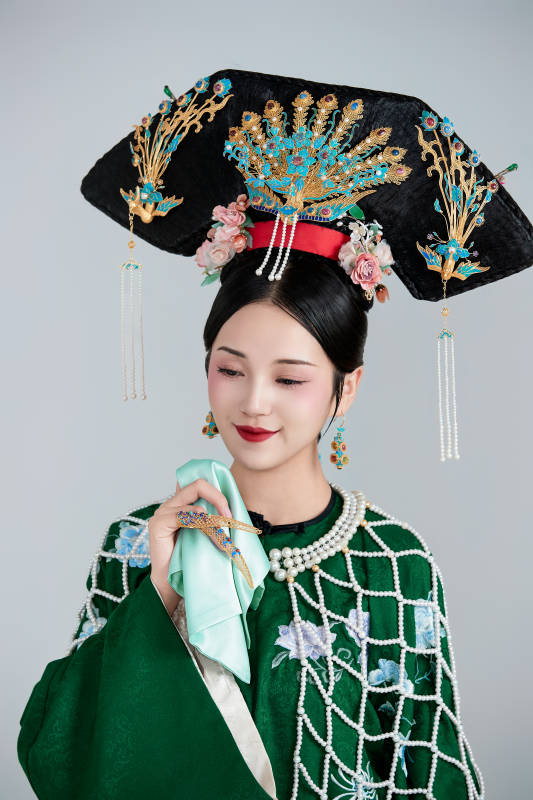 展示中国清朝宫廷服饰的亚洲女性图片