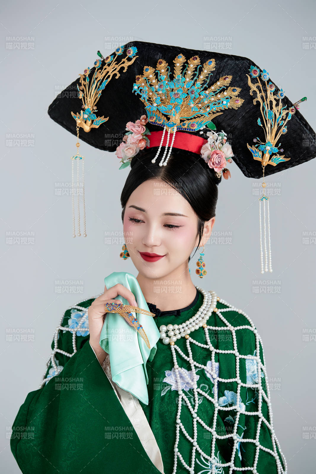 展示中国清朝宫廷服饰的亚洲女性图片