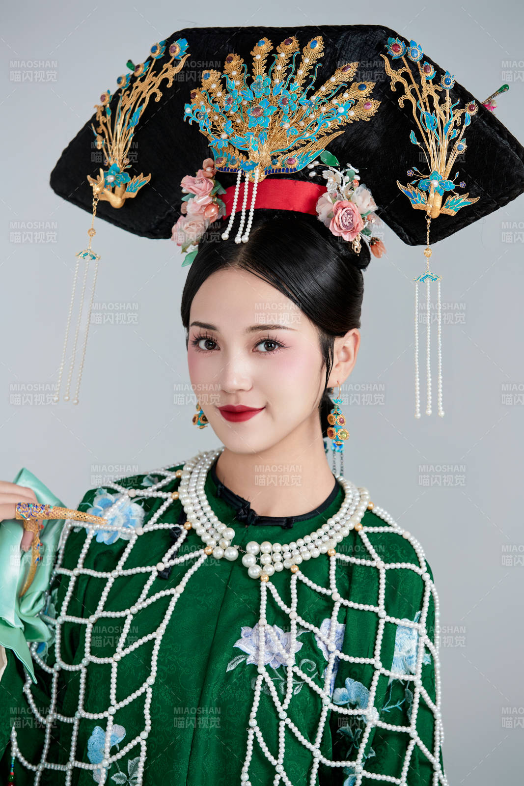 展示中国清朝宫廷服饰的亚洲女性图片