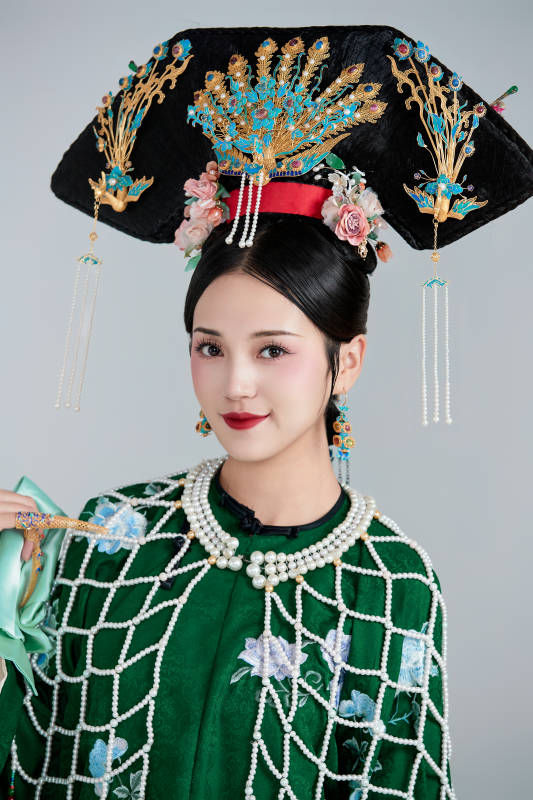 展示中国清朝宫廷服饰的亚洲女性图片