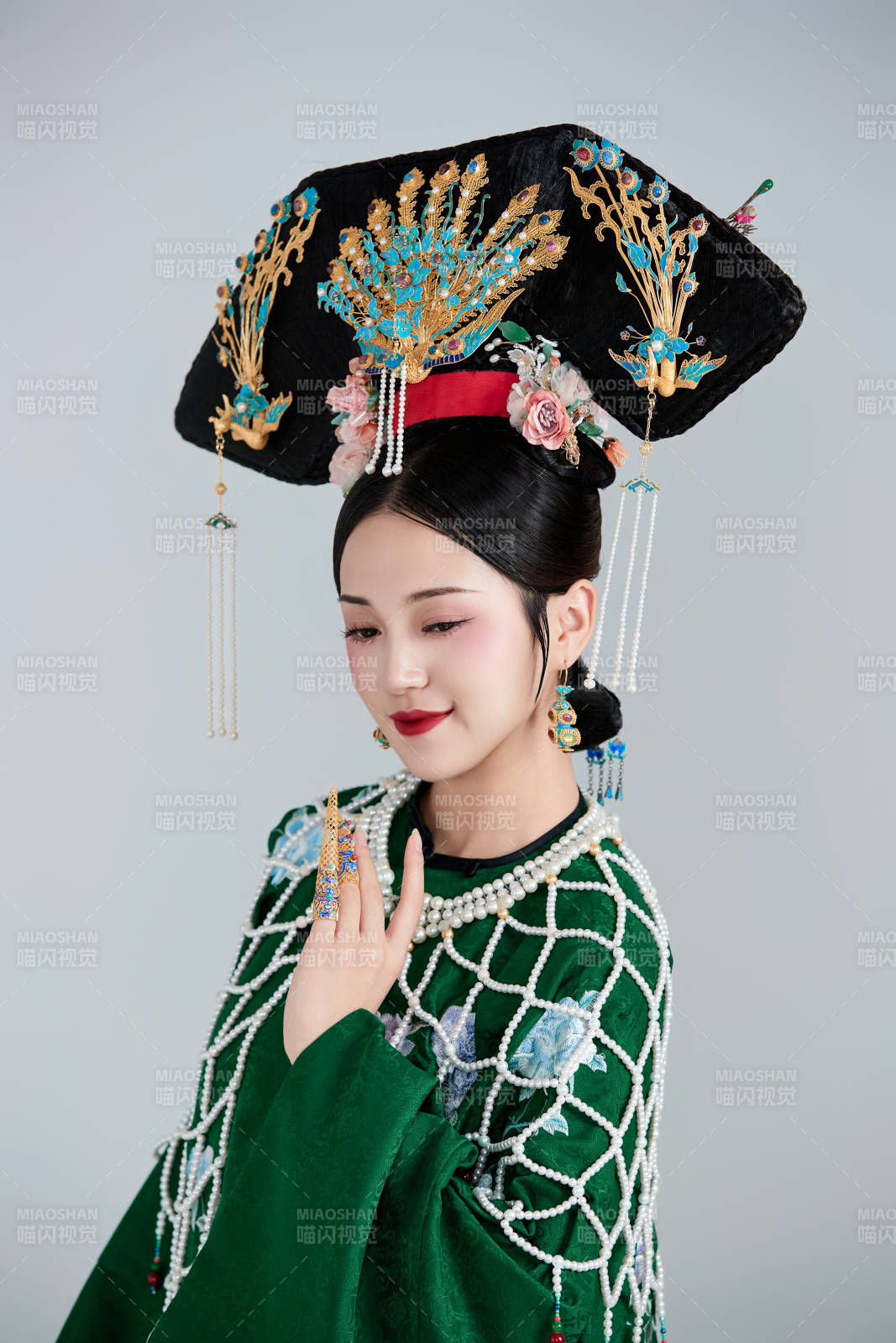 展示中国清朝宫廷服饰的亚洲女性图片