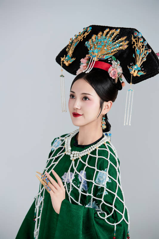 展示中国清朝宫廷服饰的亚洲女性图片