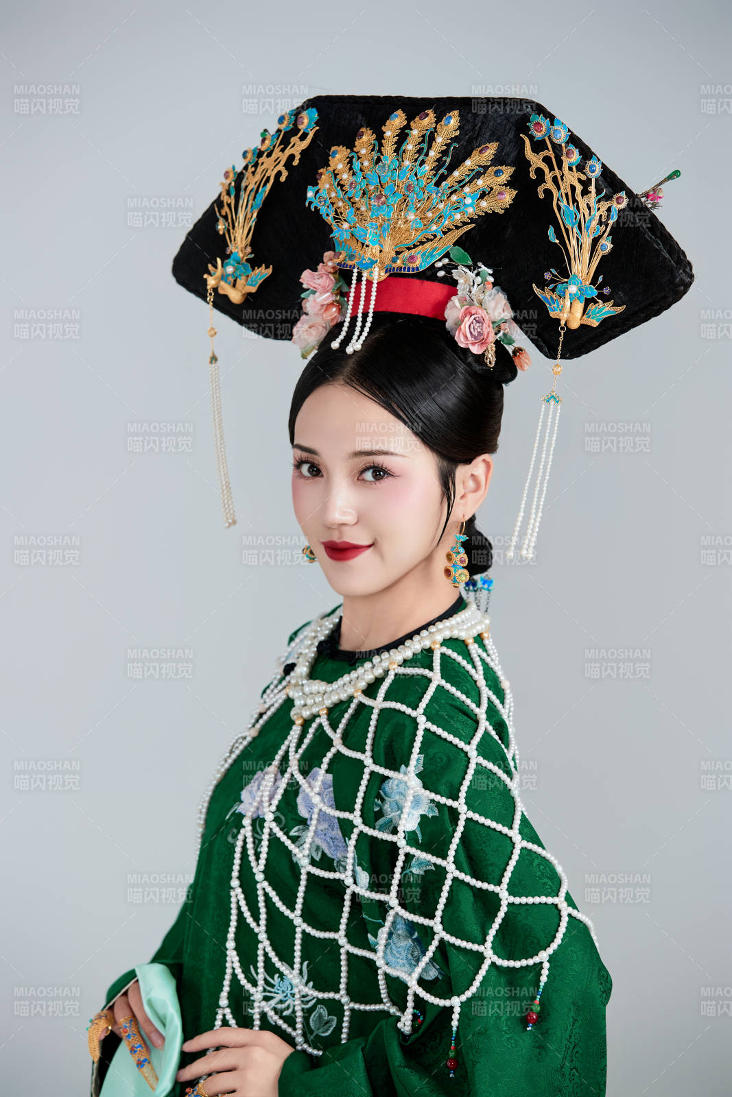 展示中国清朝宫廷服饰的亚洲女性图片