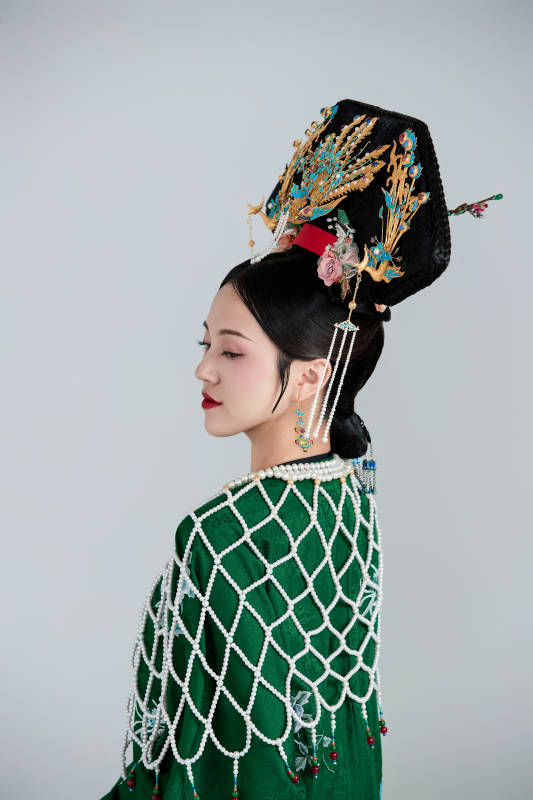 展示中国清朝宫廷服饰的亚洲女性图片