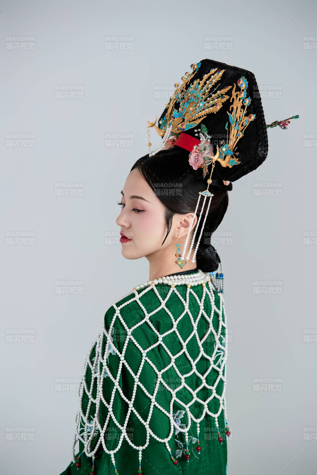 展示中国清朝宫廷服饰的亚洲女性图片