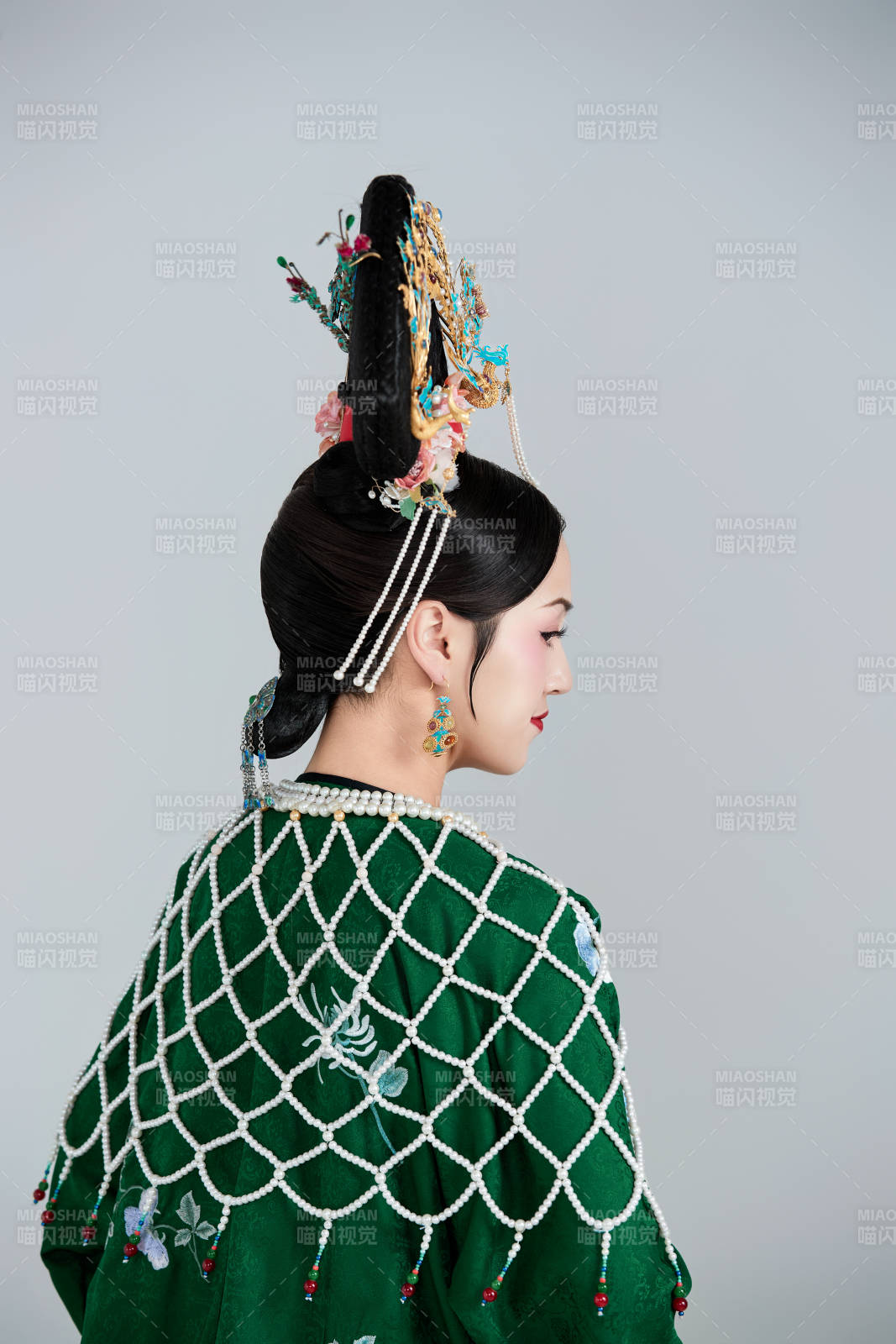 展示中国清朝宫廷服饰的亚洲女性图片