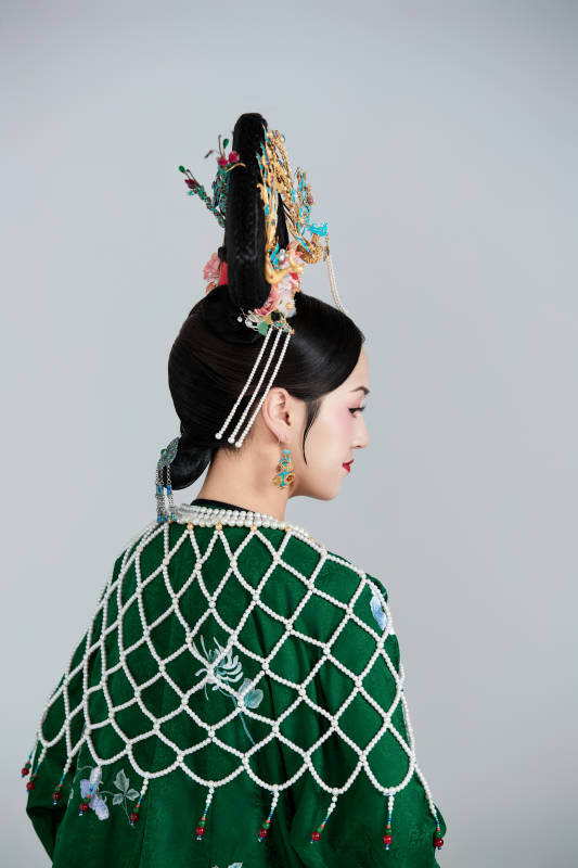 展示中国清朝宫廷服饰的亚洲女性图片