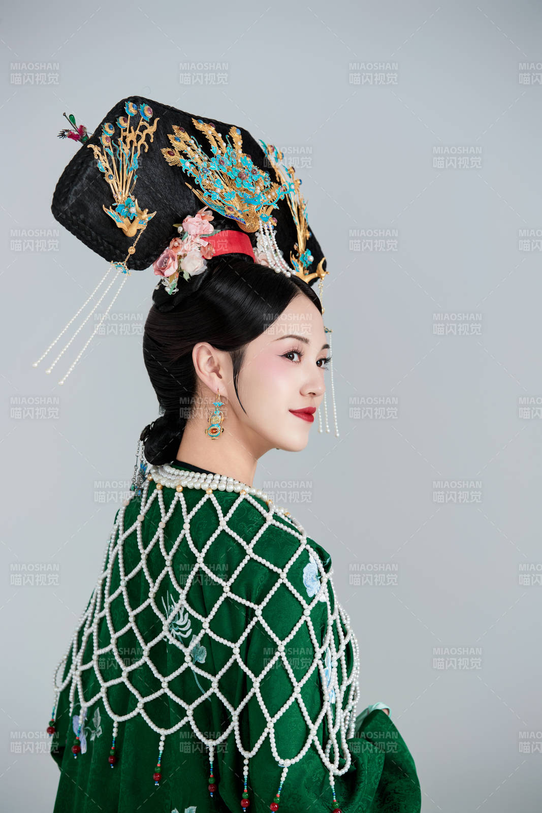 展示中国清朝宫廷服饰的亚洲女性图片