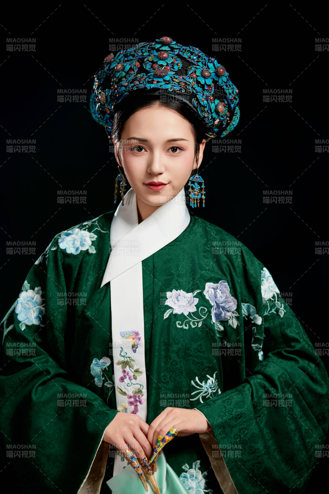 展示中国清朝宫廷服饰的亚洲女性图片