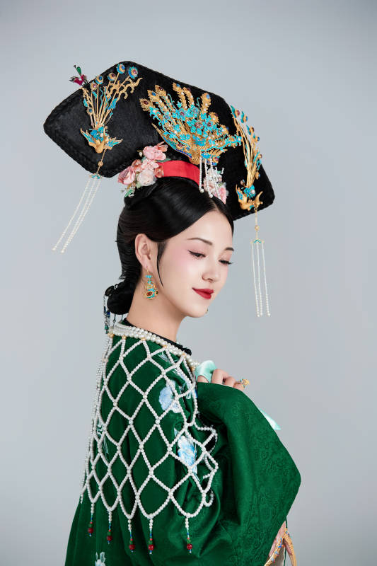 展示中国清朝宫廷服饰的亚洲女性图片