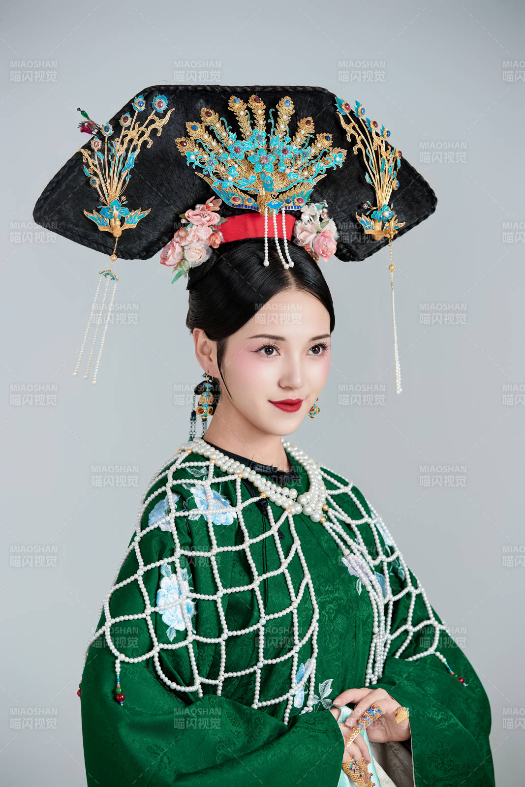 展示中国清朝宫廷服饰的亚洲女性图片