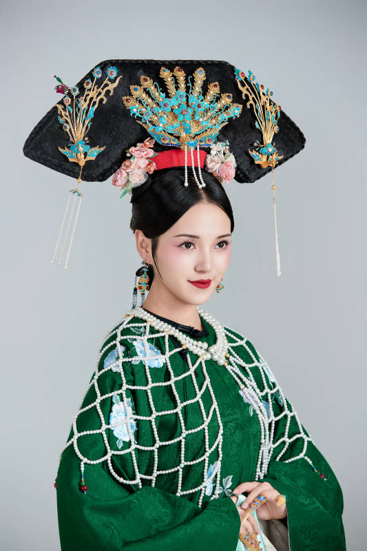 展示中国清朝宫廷服饰的亚洲女性图片