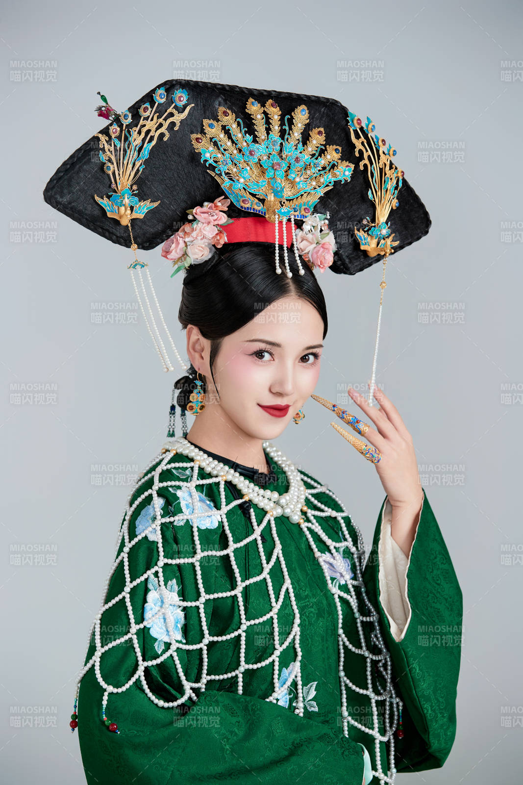 展示中国清朝宫廷服饰的亚洲女性图片