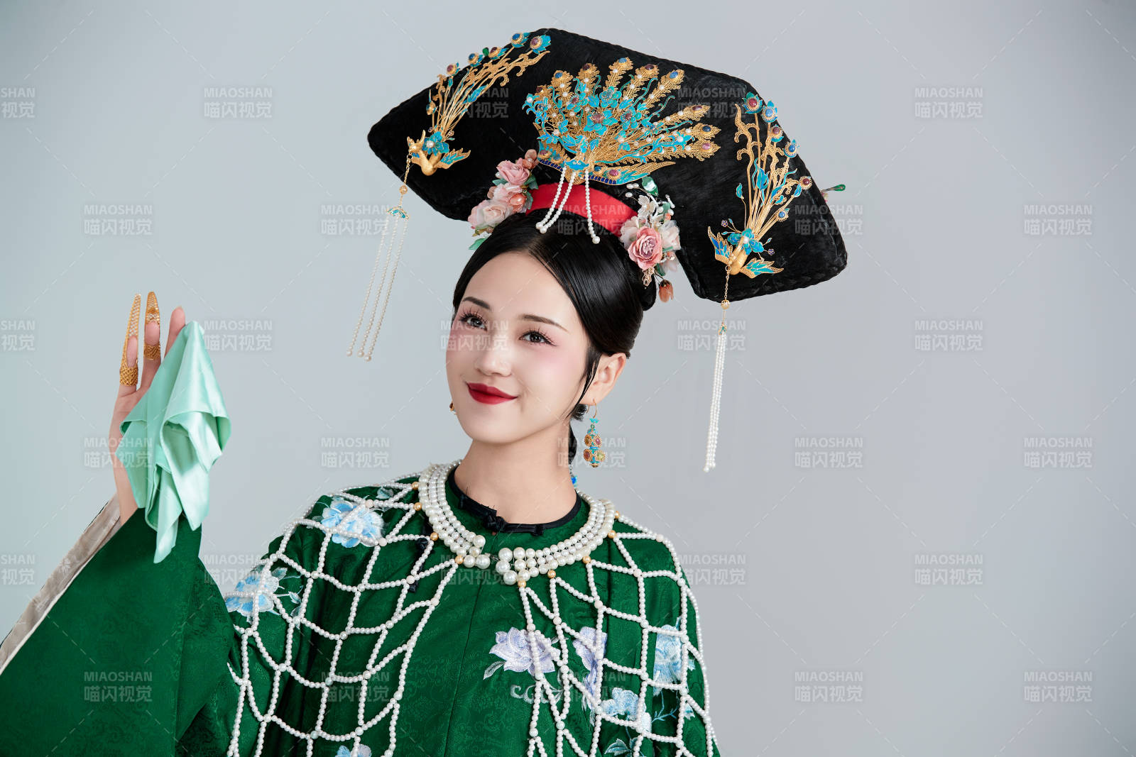 展示中国清朝宫廷服饰的亚洲女性图片