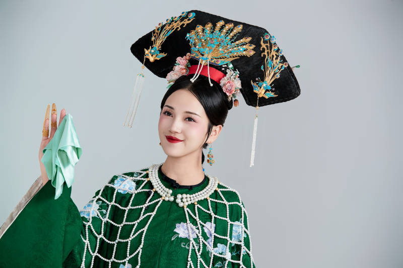 展示中国清朝宫廷服饰的亚洲女性图片