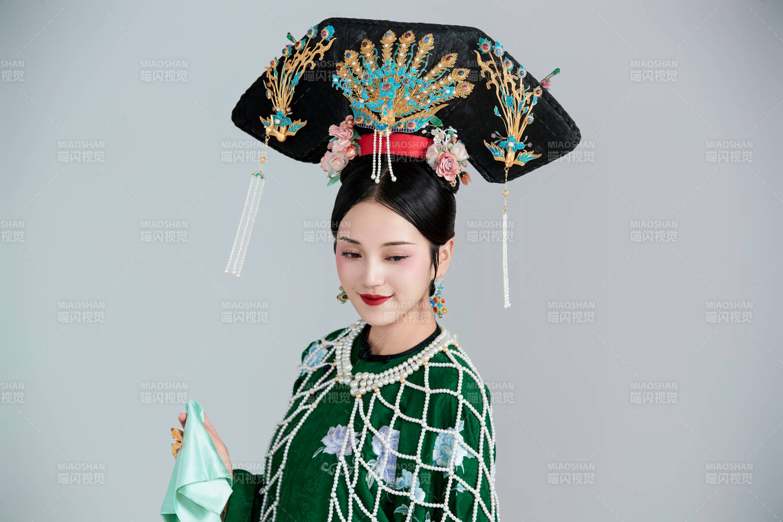 展示中国清朝宫廷服饰的亚洲女性图片