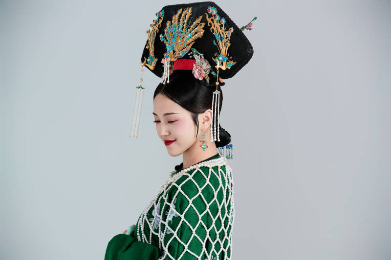 展示中国清朝宫廷服饰的亚洲女性图片