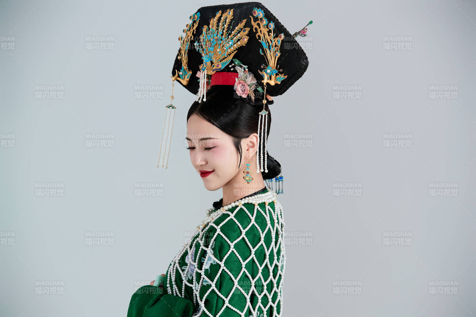 展示中国清朝宫廷服饰的亚洲女性图片