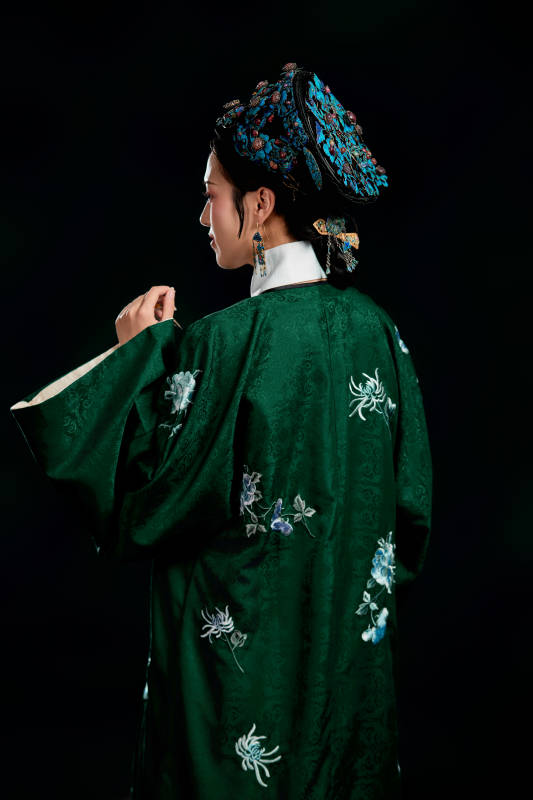 展示中国清朝宫廷服饰的亚洲女性图片