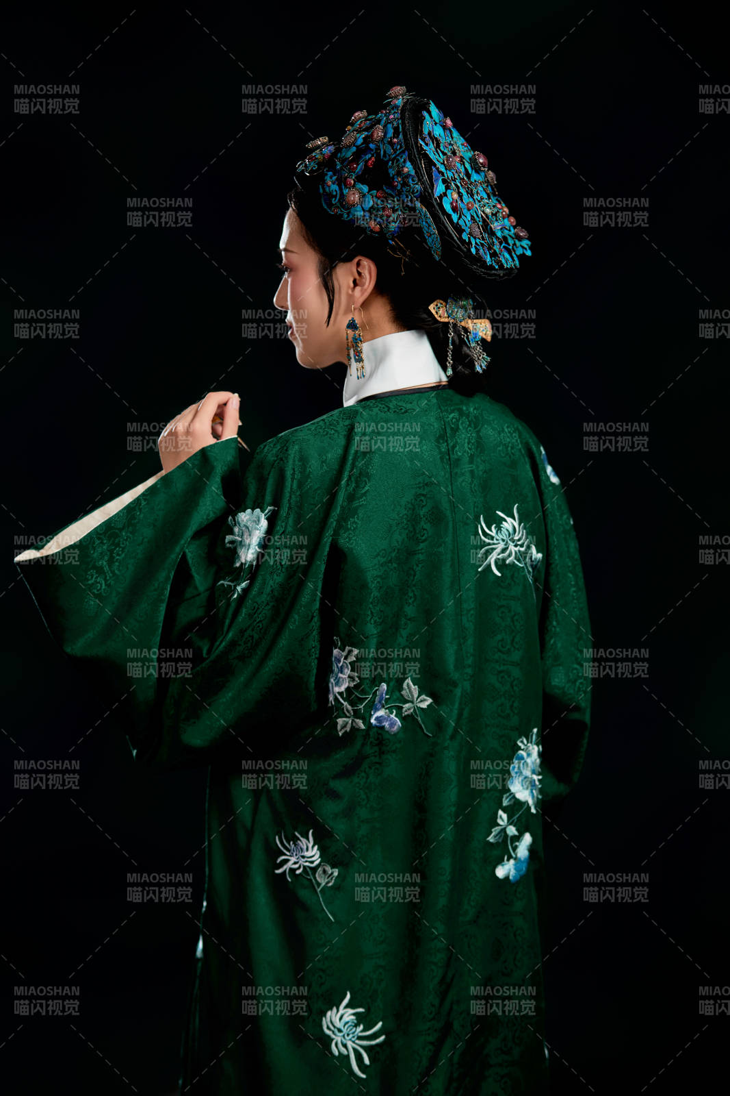 展示中国清朝宫廷服饰的亚洲女性图片