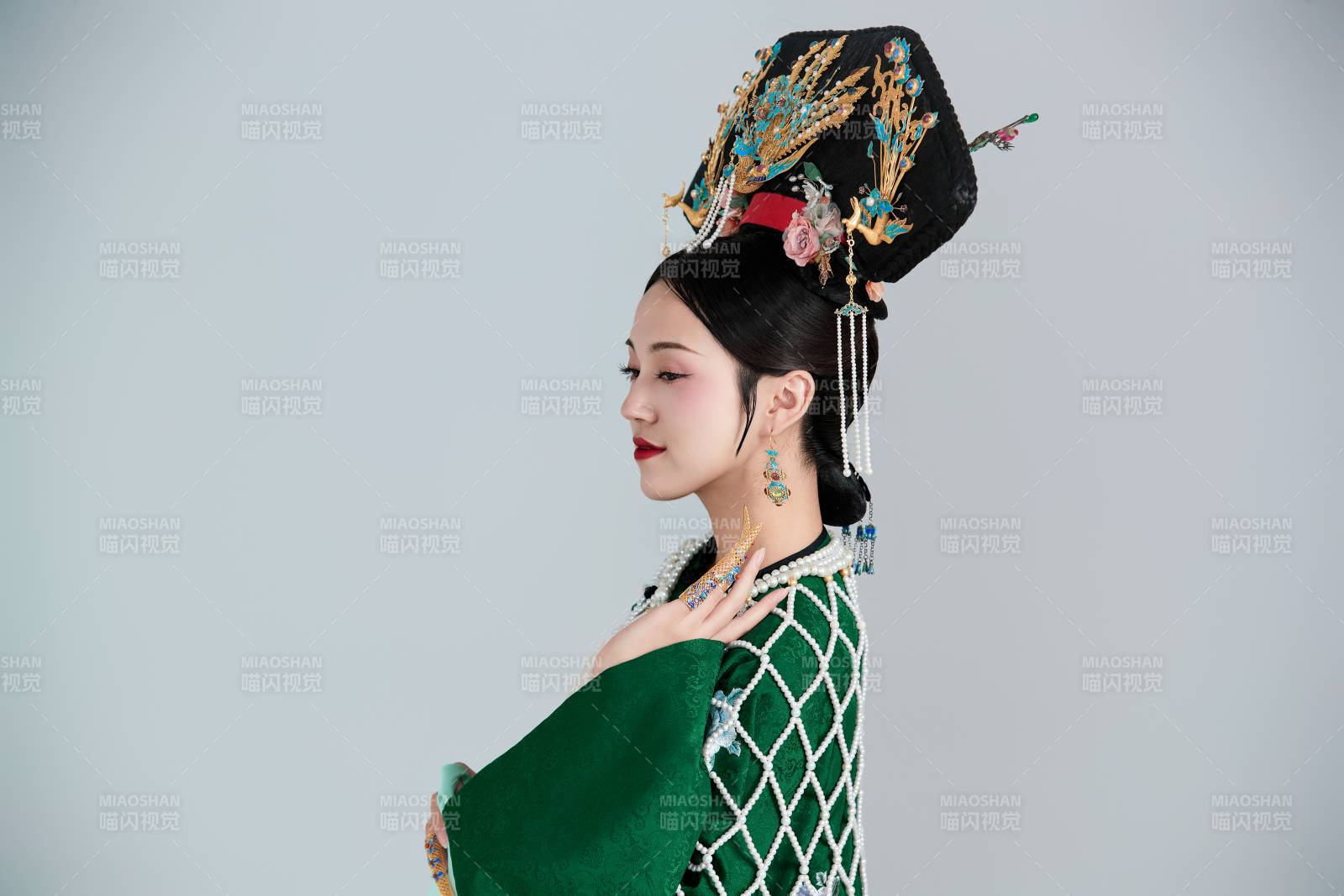 展示中国清朝宫廷服饰的亚洲女性图片