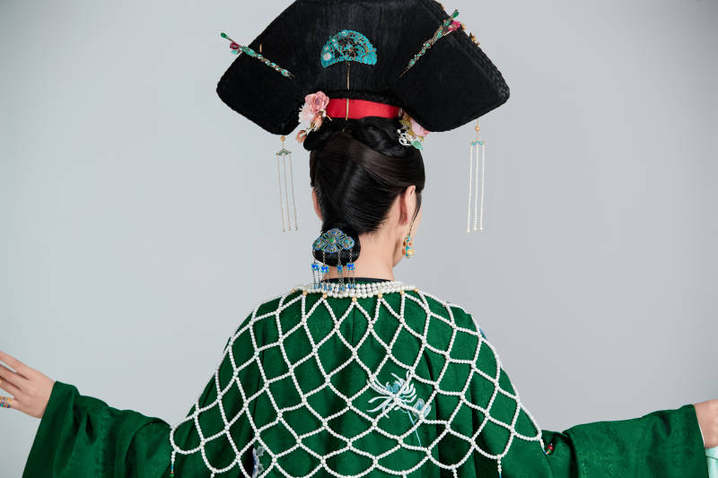 展示中国清朝宫廷服饰的亚洲女性图片