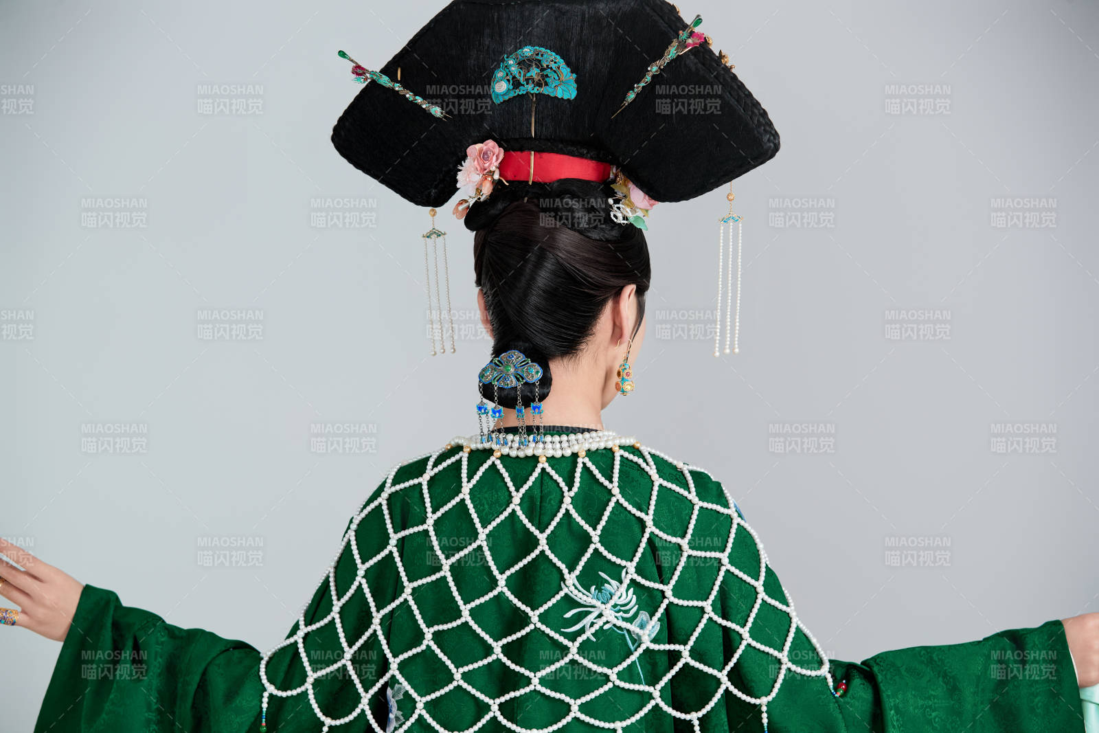 展示中国清朝宫廷服饰的亚洲女性图片