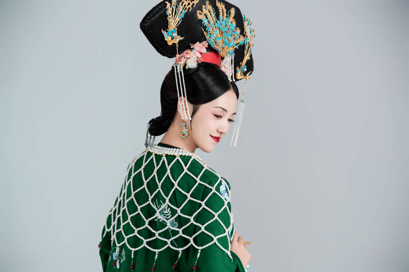 展示中国清朝宫廷服饰的亚洲女性图片