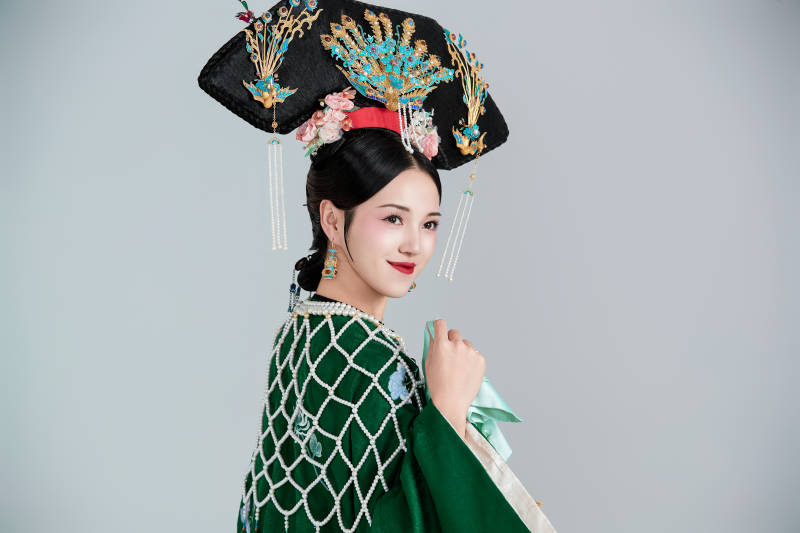 展示中国清朝宫廷服饰的亚洲女性图片