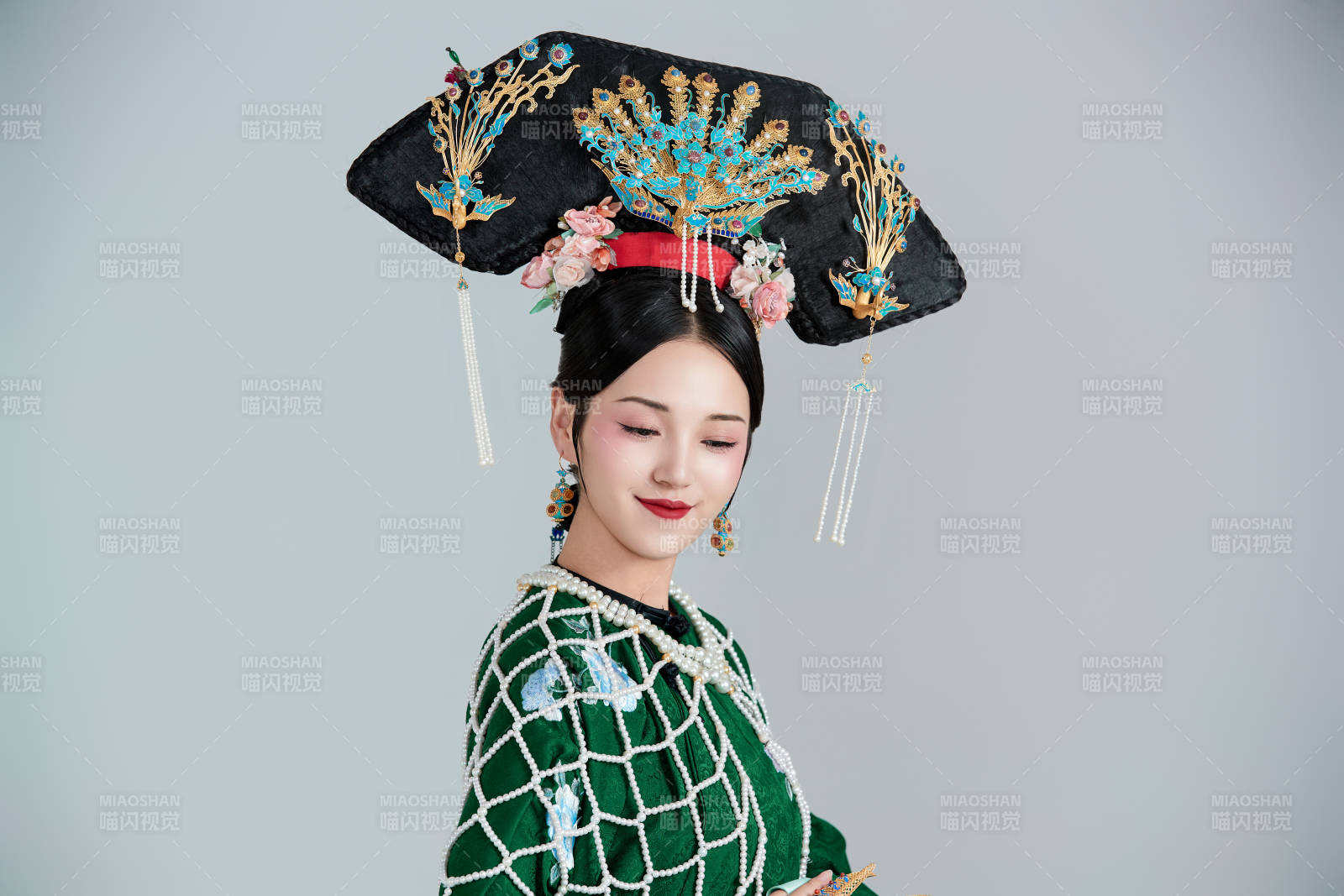 展示中国清朝宫廷服饰的亚洲女性图片