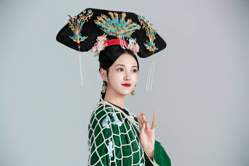 展示中国清朝宫廷服饰的亚洲女性图片