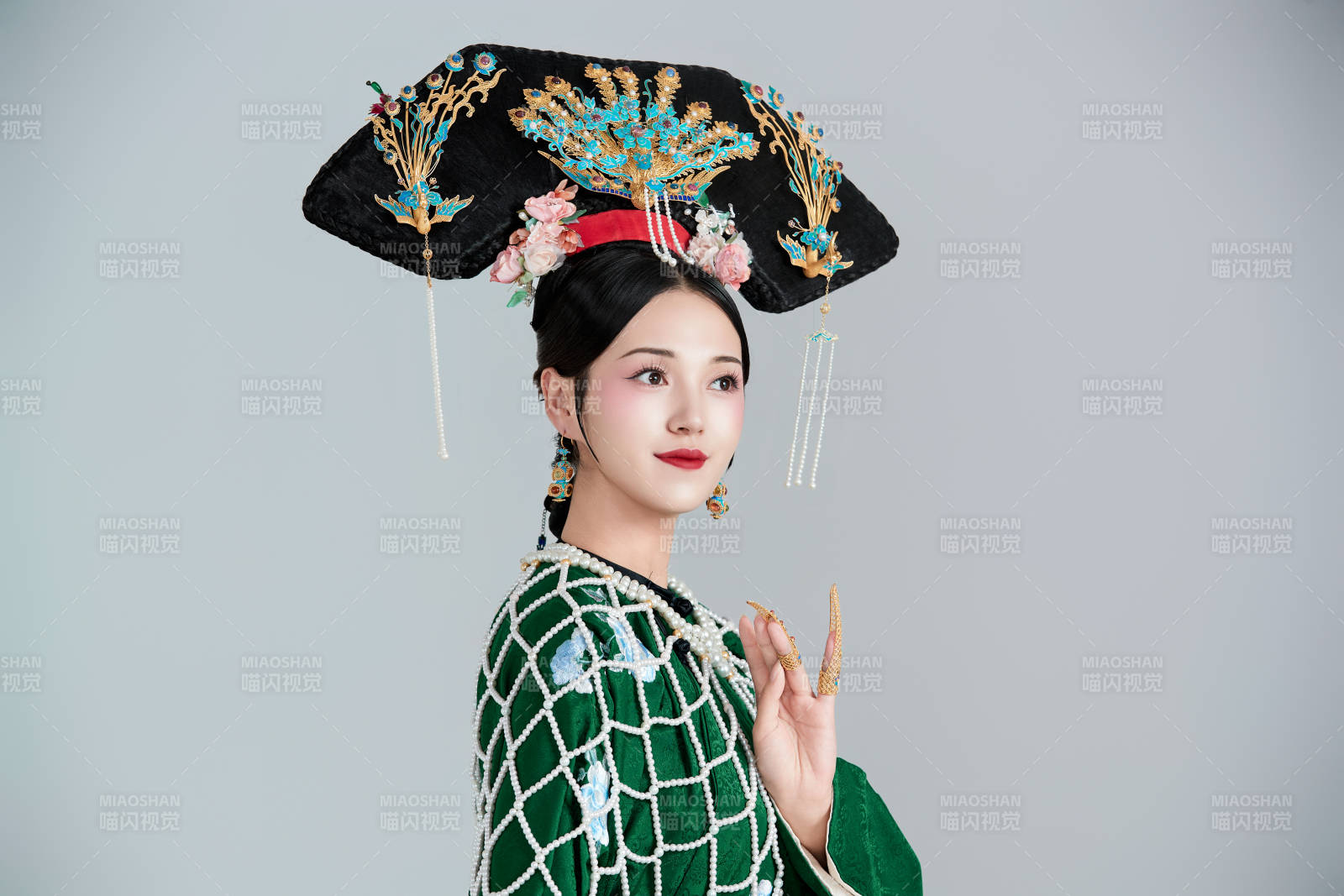 展示中国清朝宫廷服饰的亚洲女性图片