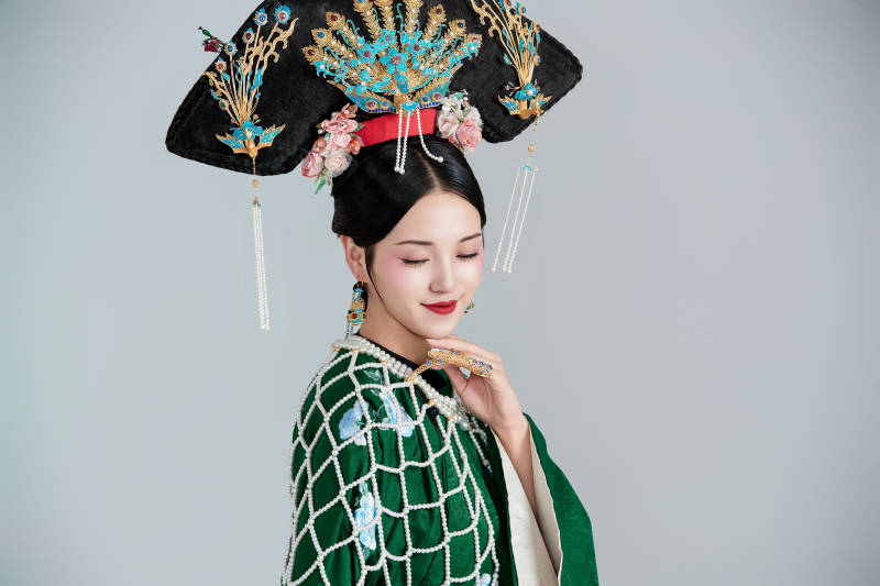 展示中国清朝宫廷服饰的亚洲女性图片