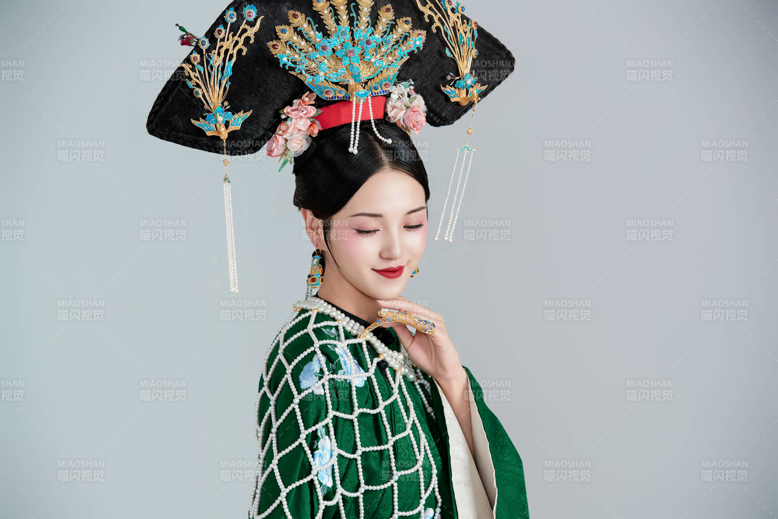 展示中国清朝宫廷服饰的亚洲女性图片