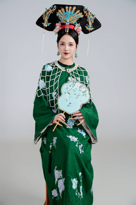 展示中国清朝宫廷服饰的亚洲女性图片