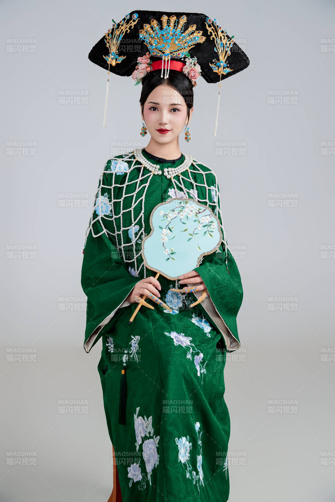 展示中国清朝宫廷服饰的亚洲女性图片