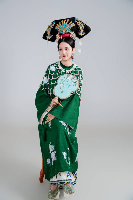 展示中国清朝宫廷服饰的亚洲女性图片